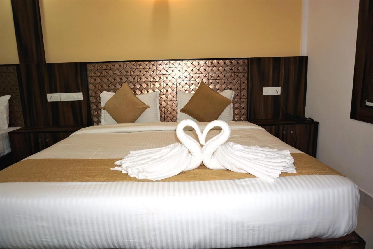 Hotel Kochi Crown Екстер'єр фото