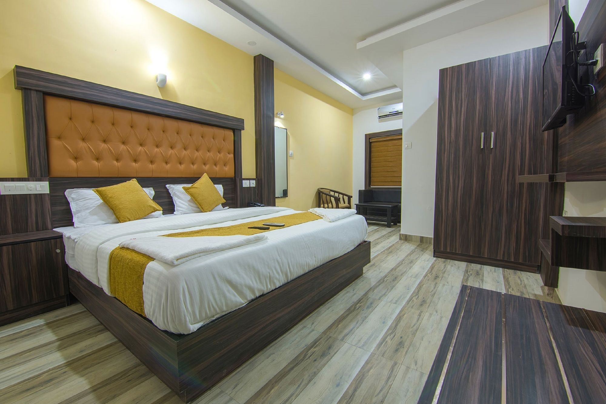 Hotel Kochi Crown Екстер'єр фото